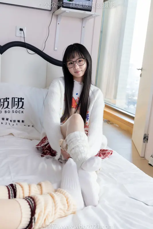 小甜豆甜甜圈-两双板鞋、油亮肉丝(脚尖透明款)、堆堆袜套、白棉袜、脚对脚 斗脚 手互相挠脚剧情(剧情版) - BoBoSocks袜啵啵